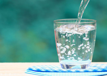 Yatmazdan əvvəl su içmək faydalıdırmı?