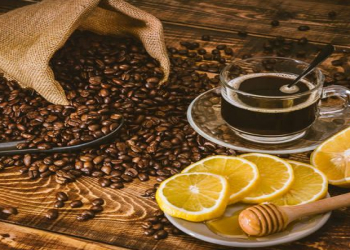 Qəhvəyə limon əlavə etmək həqiqətən faydalıdır?